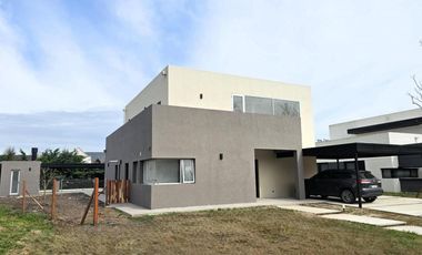 Casa en venta - 3 Dormitorios 6 Baños - Campana