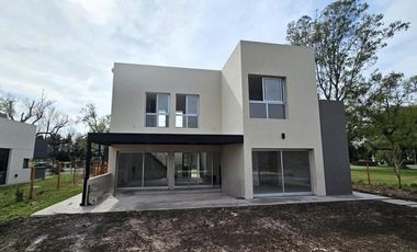 Casa en venta - 3 Dormitorios 6 Baños - Campana