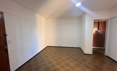 ALQUILER 2 AMB sobre Av. Carabobo