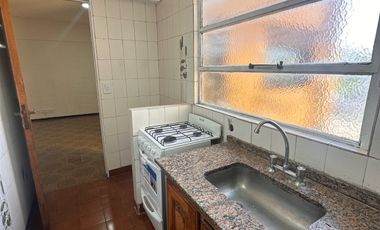 ALQUILER 2 AMB sobre Av. Carabobo