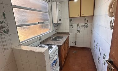 ALQUILER 2 AMB sobre Av. Carabobo