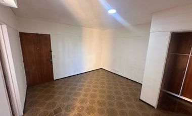 ALQUILER 2 AMB sobre Av. Carabobo