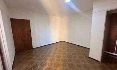 ALQUILER 2 AMB sobre Av. Carabobo