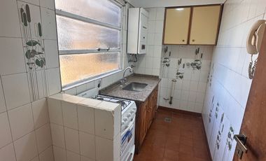 ALQUILER 2 AMB sobre Av. Carabobo