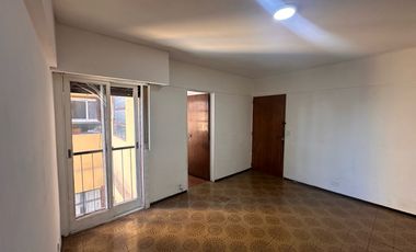 ALQUILER 2 AMB sobre Av. Carabobo