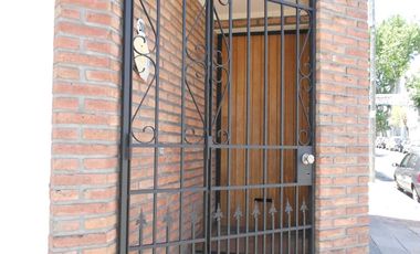 Saavedra, Ruiz Huidobro 2800, 3 amb, 120m2, triplex, u$s 1,000 + servicios. Acepta mascota canina.  (TEMPORARIO 3 MESES MIN)