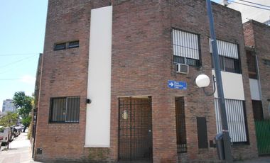 Saavedra, Ruiz Huidobro 2800, 3 amb, 120m2, triplex, u$s 1,000 + servicios. Acepta mascota canina.  (TEMPORARIO 3 MESES MIN)