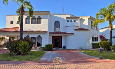 Residencia en Jardines de Lago