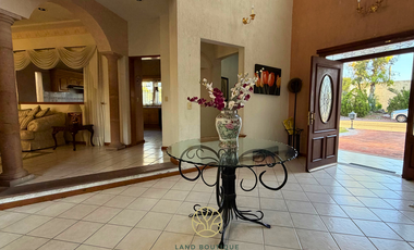 Residencia en Jardines de Lago