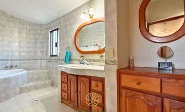Residencia en Jardines de Lago