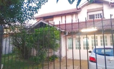 Importante Chalet en Monte Grande – 6 Ambientes, Piscina y Gran Parque