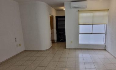 Casa en renta de 2 recámaras en privada con vigilancia Jardines de los Naranjos – León