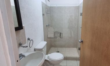 Casa en renta de 2 recámaras en privada con vigilancia Jardines de los Naranjos – León