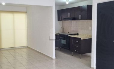 Casa en renta de 2 recámaras en privada con vigilancia Jardines de los Naranjos – León