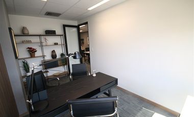 Oficina en Arriendo en Av. La Dehesa // Av. Raul Labbe // Robles