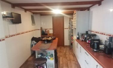 Casa en venta c/ estacionamiento en Pueblo Nuevo