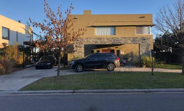 Venta Casa 6 amb a La Laguna barrio Santa Teresa Villanueva Tigre