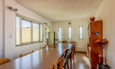 Casa multifamiliar en venta de 6 ambientes con Patio, Terraza y Quincho con parrilla