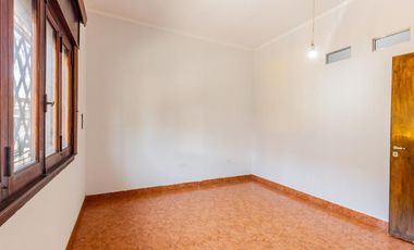 Casa multifamiliar en venta de 6 ambientes con Patio, Terraza y Quincho con parrilla