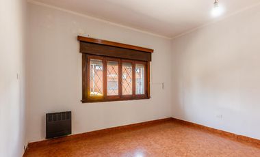 Casa multifamiliar en venta de 6 ambientes con Patio, Terraza y Quincho con parrilla