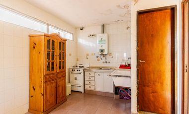 Casa multifamiliar en venta de 6 ambientes con Patio, Terraza y Quincho con parrilla