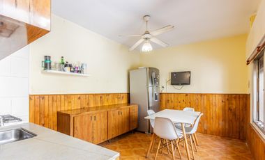 Casa multifamiliar en venta de 6 ambientes con Patio, Terraza y Quincho con parrilla