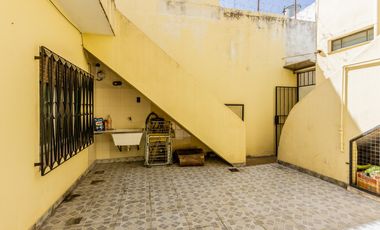 Casa multifamiliar en venta de 6 ambientes con Patio, Terraza y Quincho con parrilla