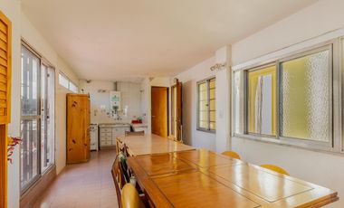 Casa multifamiliar en venta de 6 ambientes con Patio, Terraza y Quincho con parrilla
