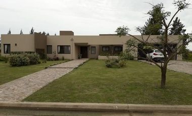 AREA 60-LA VICTORIA POLO COUNTRY CLUB-EXCELENTE CASA ESTRENAR