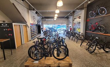 oportunidad de inversión! Este local de 416m2 - Morón