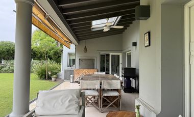 Casa en venta desarrollada sobre doble lote