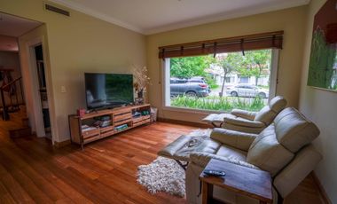 Casa en venta desarrollada sobre doble lote