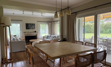 Casa en venta desarrollada sobre doble lote