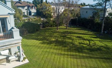 Casa en venta desarrollada sobre doble lote