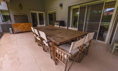 Casa en venta desarrollada sobre doble lote