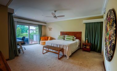 Casa en venta desarrollada sobre doble lote