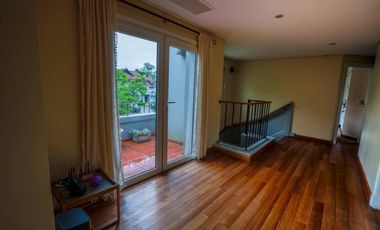 Casa en venta desarrollada sobre doble lote