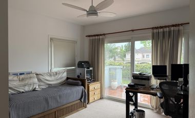 Casa en venta desarrollada sobre doble lote