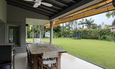 Casa en venta desarrollada sobre doble lote