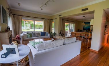 Casa en venta desarrollada sobre doble lote