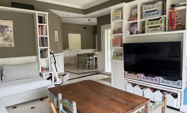 Casa en venta desarrollada sobre doble lote