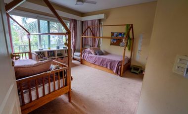 Casa en venta desarrollada sobre doble lote