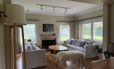 Casa en venta desarrollada sobre doble lote