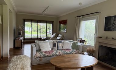 Casa en venta desarrollada sobre doble lote