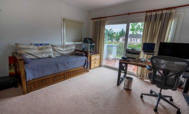 Casa en venta desarrollada sobre doble lote