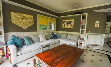 Casa en venta desarrollada sobre doble lote