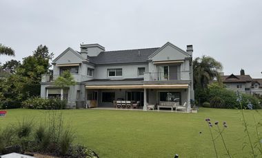 Casa en venta desarrollada sobre doble lote