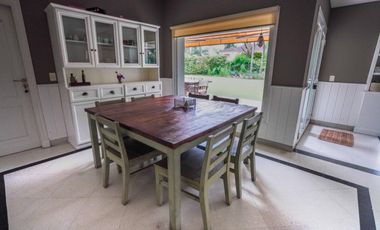 Casa en venta desarrollada sobre doble lote