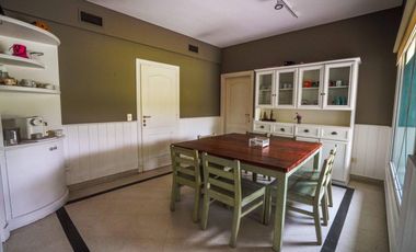 Casa en venta desarrollada sobre doble lote