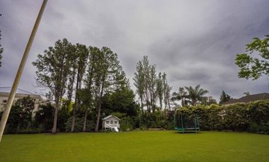 Casa en venta desarrollada sobre doble lote